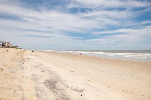 Blu Malibu By Oak Island Accommodations