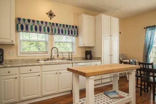 A Life Aquatic By Oak Island Accommodations