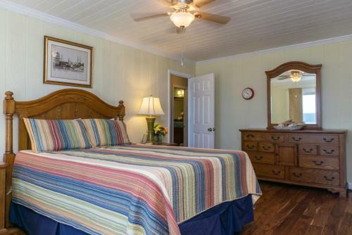 Breezy Oaks By Oak Island Accommodations