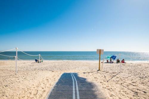 A Villa Roja By Oak Island Accommodations