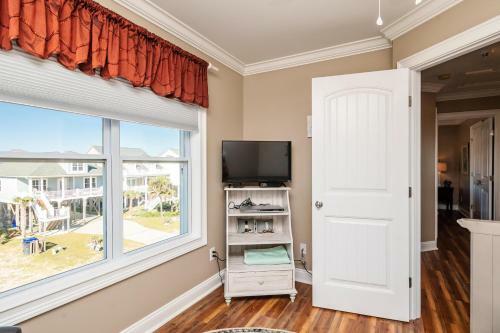 A Villa Roja By Oak Island Accommodations