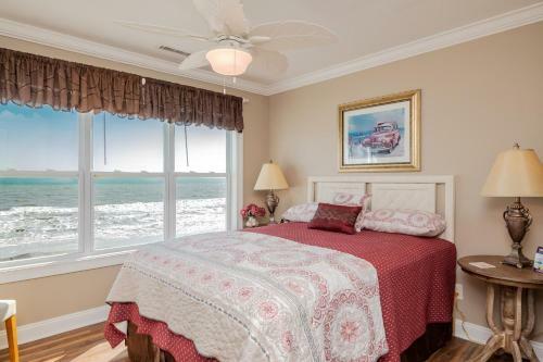 A Villa Roja By Oak Island Accommodations