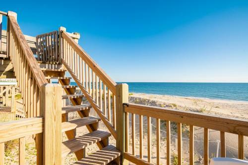 A Villa Roja By Oak Island Accommodations