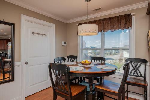 A Villa Roja By Oak Island Accommodations