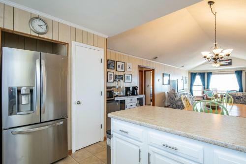 Afternoon Delight By Oak Island Accommodations