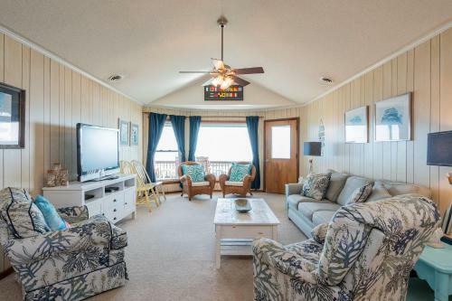 Afternoon Delight By Oak Island Accommodations