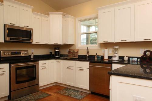 Bonne Mer By Oak Island Accommodations