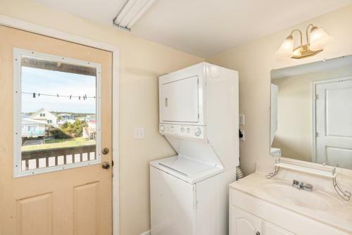 Nikkis Place By Oak Island Accommodations