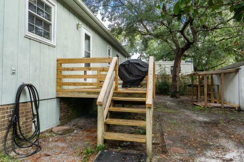 Beach Happy By Oak Island Accommodations