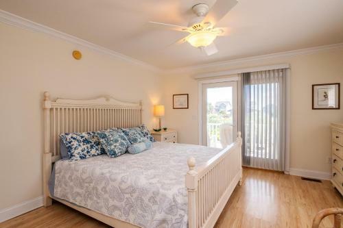 Coastal Living By Oak Island Accommodations