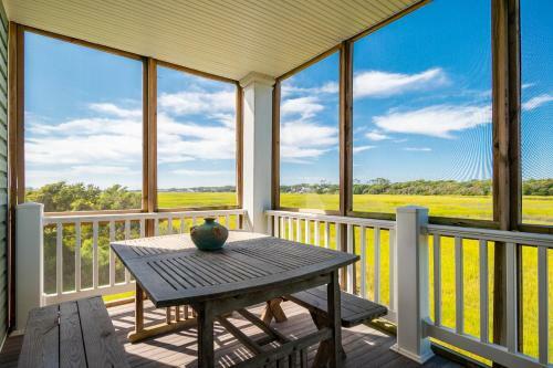 Coastal Living By Oak Island Accommodations
