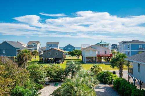 Coastal Living By Oak Island Accommodations