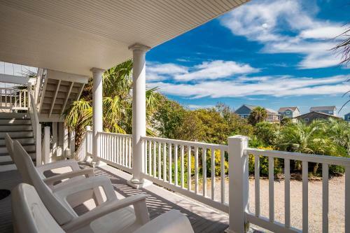 Coastal Living By Oak Island Accommodations