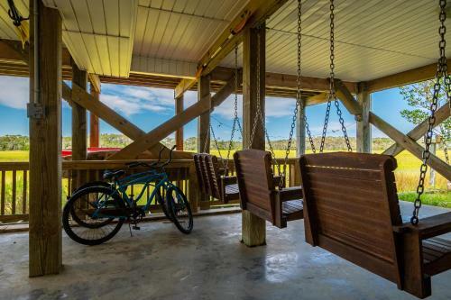 Coastal Living By Oak Island Accommodations