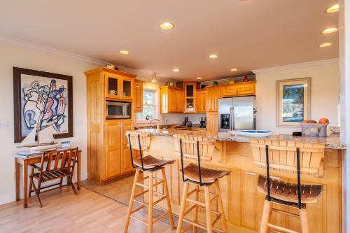 Coastal Living By Oak Island Accommodations