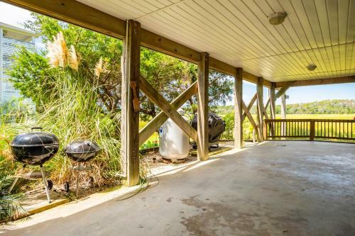 Coastal Living By Oak Island Accommodations