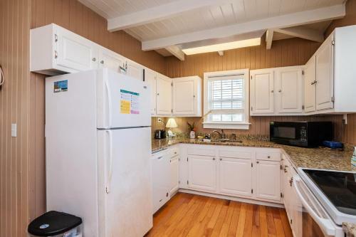 Coastal Breeze By Oak Island Accommodations