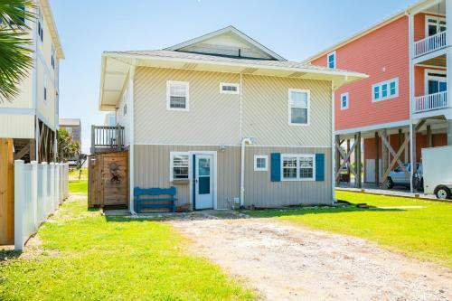 Coastal Breeze By Oak Island Accommodations