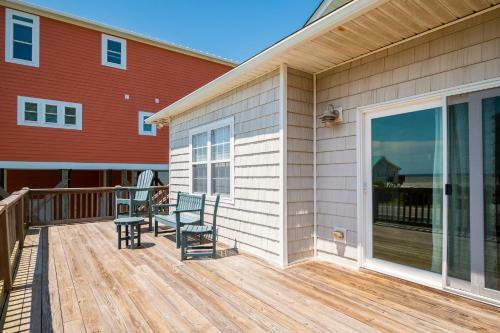 Coastal Breeze By Oak Island Accommodations