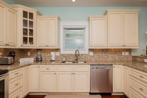 Naut The Office By Oak Island Accommodations