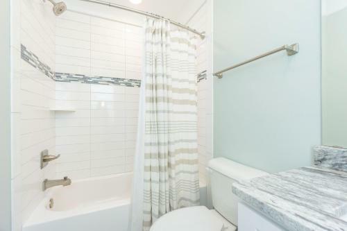 Lunas By Oak Island Accommodations