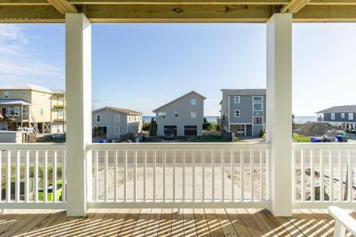 Lunas By Oak Island Accommodations
