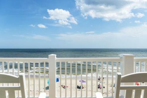 Clear Skies By Oak Island Accommodations