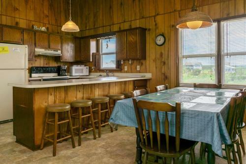 Ocean Breezes By Oak Island Accommodations