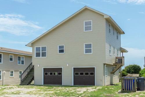 Ocean Breezes By Oak Island Accommodations