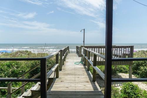 Ocean Breezes By Oak Island Accommodations