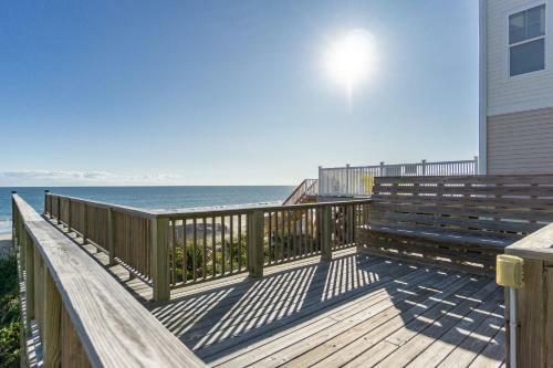 Wave Watcher By Oak Island Accommodations