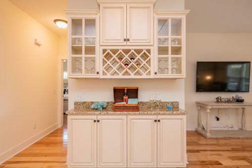 Shore 2 Relax By Oak Island Accommodations