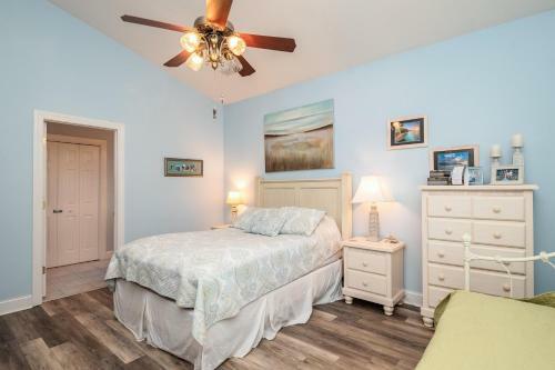 Woodlands Wonder By Oak Island Accommodations