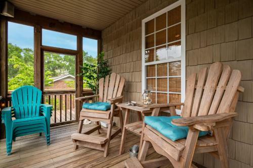 Woodlands Wonder By Oak Island Accommodations