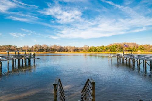 Woodlands Wonder By Oak Island Accommodations