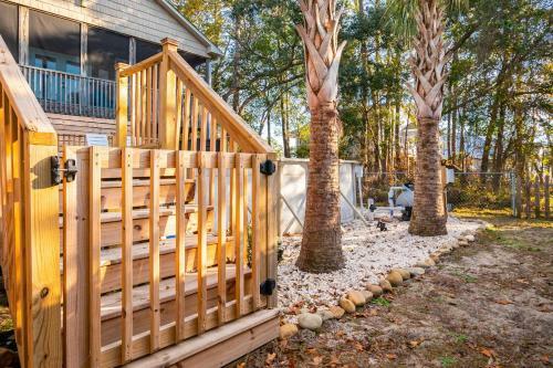 Woodlands Wonder By Oak Island Accommodations