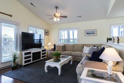 Southern Charm By Oak Island Accommodations