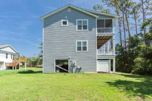 Southern Charm By Oak Island Accommodations
