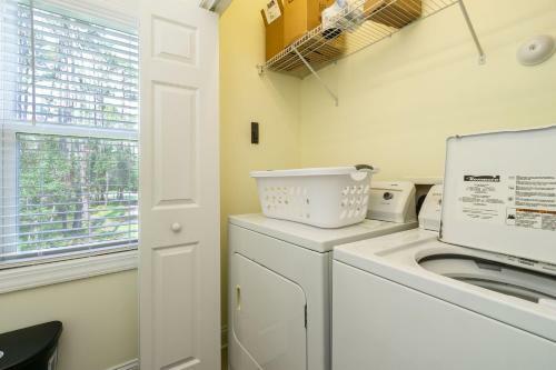 Southern Charm By Oak Island Accommodations