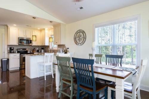 Southern Charm By Oak Island Accommodations