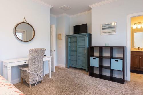 Southern Charm By Oak Island Accommodations