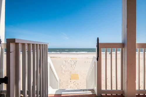 The Salty Dog By Oak Island Accommodations