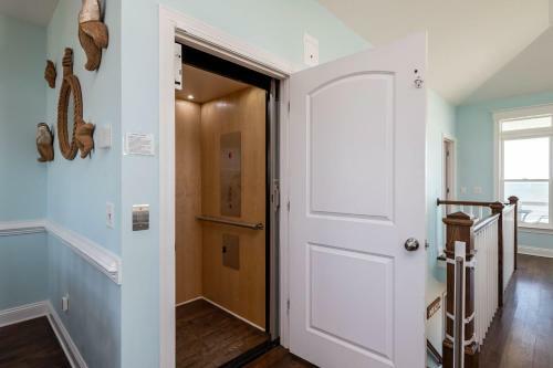 The Salty Dog By Oak Island Accommodations