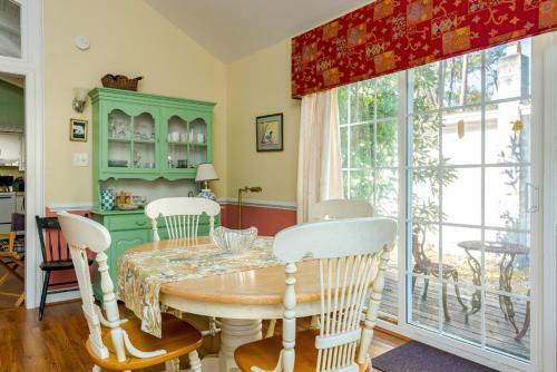 Whimseacal By Oak Island Accommodations