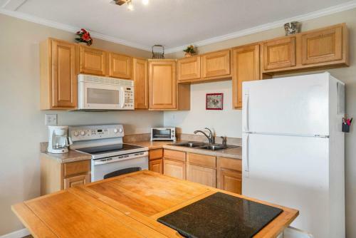 Apartamento The Hideaway By Oak Island Accommodations