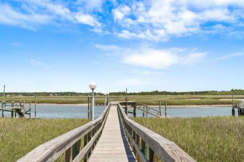 Kings Lynn Inn By Oak Island Accommodations