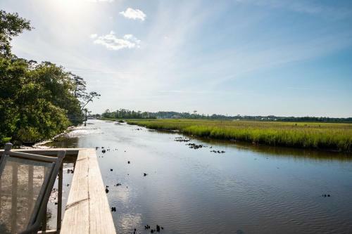 Dockside Paradise By Oak Island Accommodations