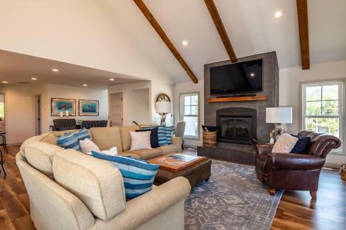 Farmhouse At Turtle Creek By Oak Island Accommodations