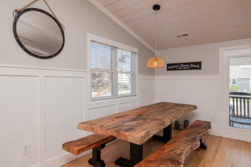 Sawyers Shore Shack By Oak Island Accommodations