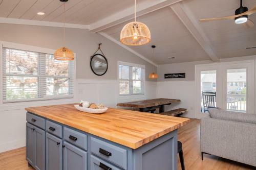 Sawyers Shore Shack By Oak Island Accommodations